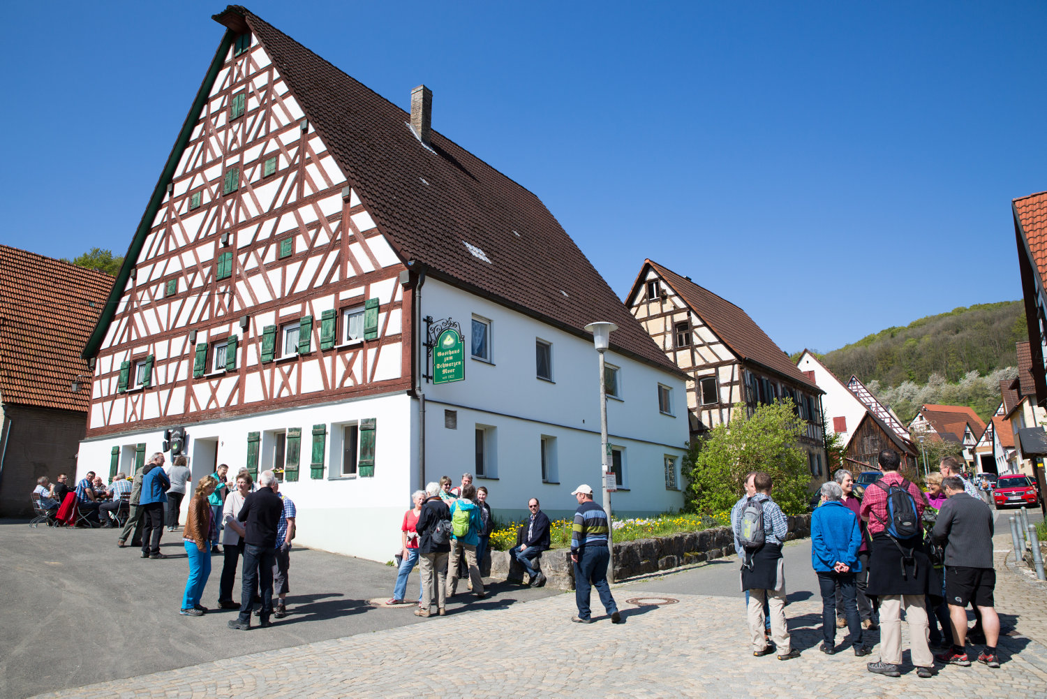 Wanderung von Oberkrumbach nach Kleedorf - Startpunkt nach dem Gottesdienst am Dorfplatz